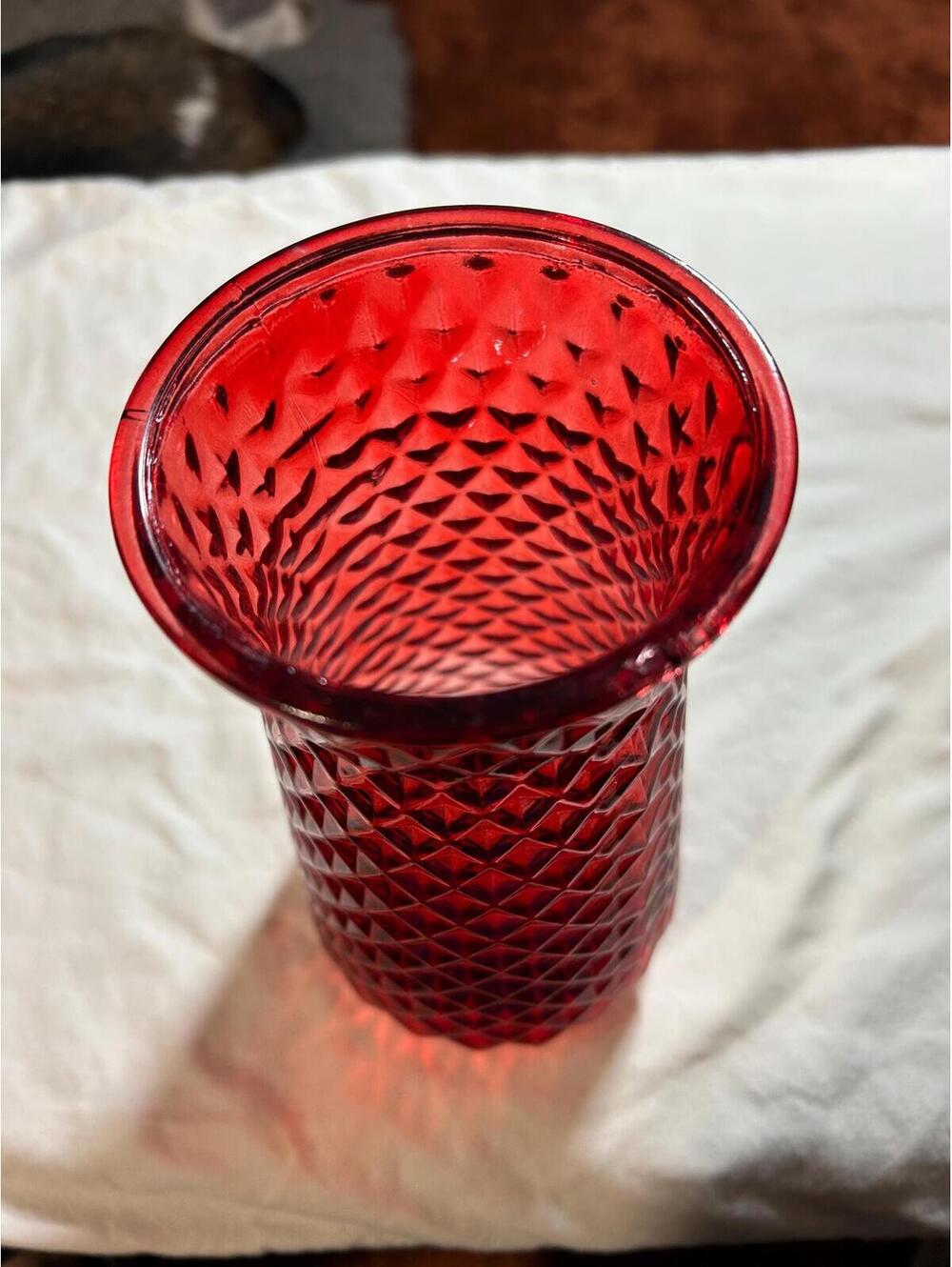 DPS PAULA Red Diamond Pineapple Textured Pattern Glossy Red Art Glass Vase